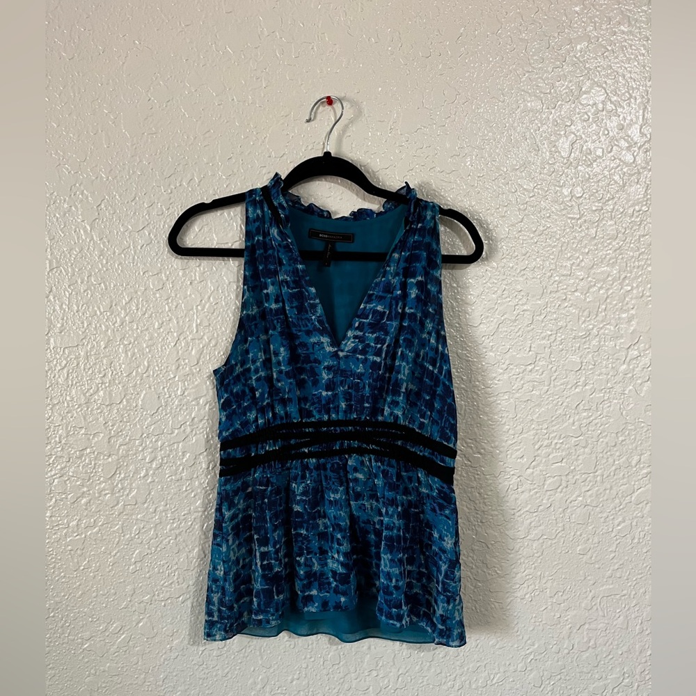 🎀3/$10 BCBG Maxazria Sleeveless V Neck Top